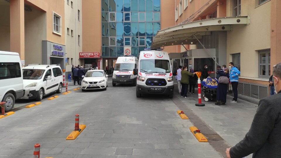 Hemşirenin parmaklarını kırdılar!