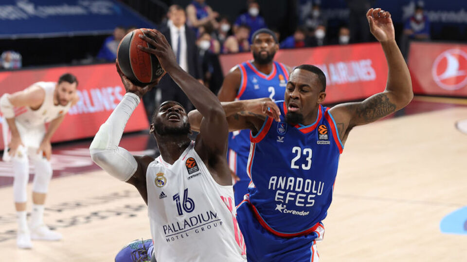 Anadolu Efes, Real'i yendi