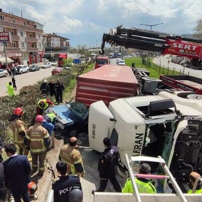 TIR dehşeti! Aracın üzerine devrildi
