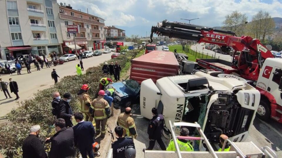 TIR dehşeti! Aracın üzerine devrildi