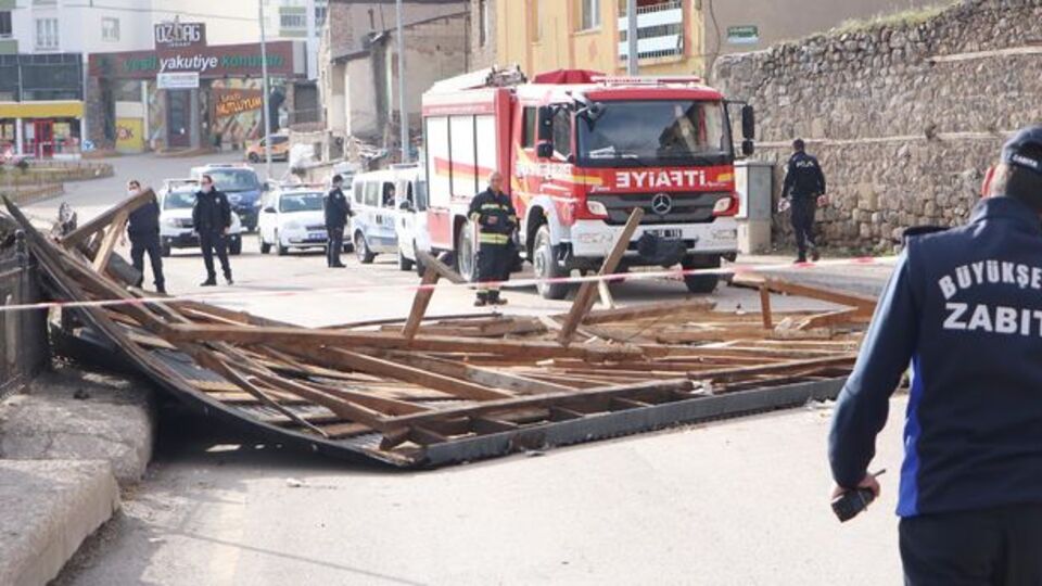 Fırtına uçurdu, faciadan dönüldü