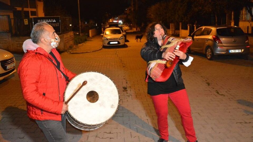 Yok böyle sahur! Mahalleyi tulumla kaldırdı
