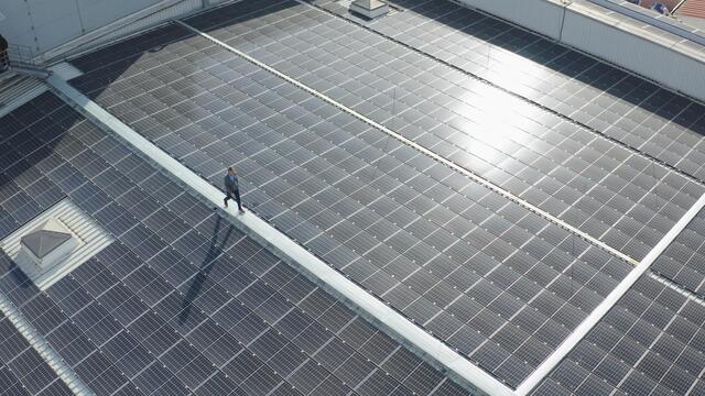 Şebekesinde yenilenebilir enerjiye geçti