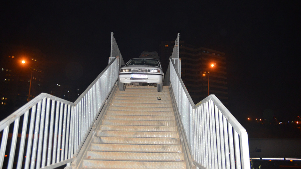 Üst geçide araçlarını bırakıp kaçtılar!