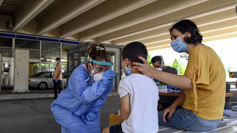 Yunanistan karantina uygulamasını gevşetiyor