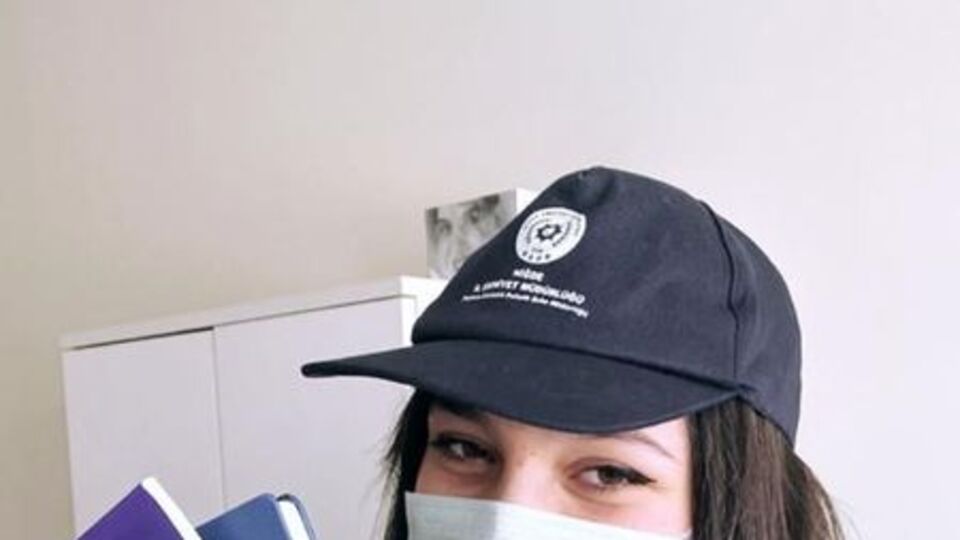 Polisten karantinadaki genç kıza sürpriz