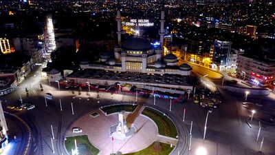 Taksim'e yapılan camiye ilk mahya