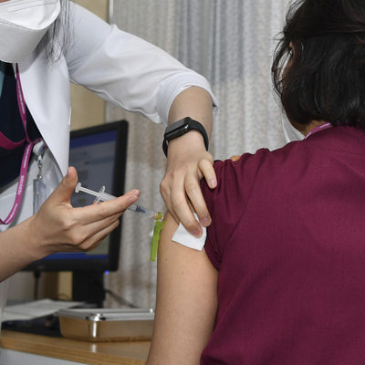 O ülke Pfizer&BioNTech aşısının iki dozu arasındaki süreyi uzatacak