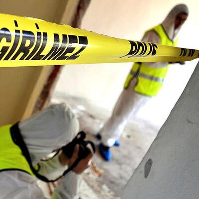 Annesini öldürüp valize koydu! Uyurken yakalandı!