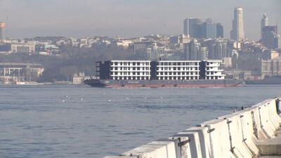 İstanbul Boğazı'ndan apartman geçti!
