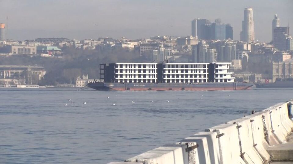İstanbul Boğazı'ndan apartman geçti!