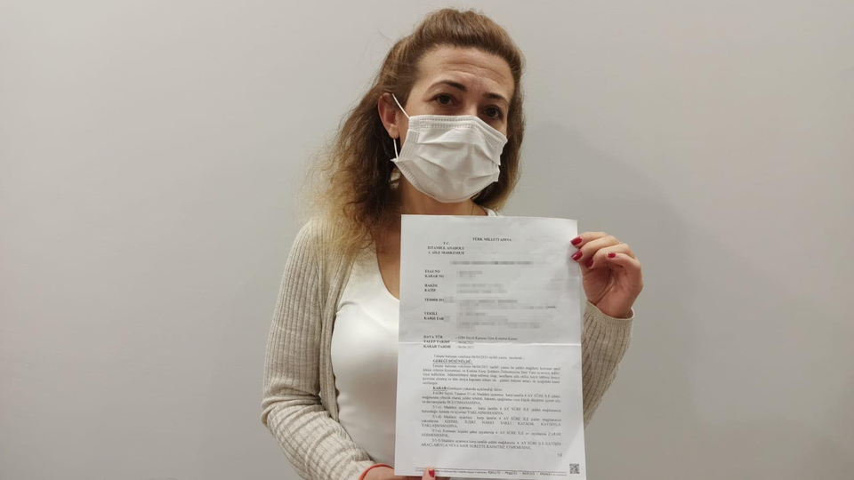 Şiddet mağduru kadın, korkudan aracında yaşıyor!