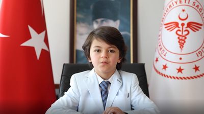 Bakan Koca'nın koltuğuna oturan minik güldürdü