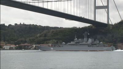 Rus savaş gemisi Boğaz'dan geçti