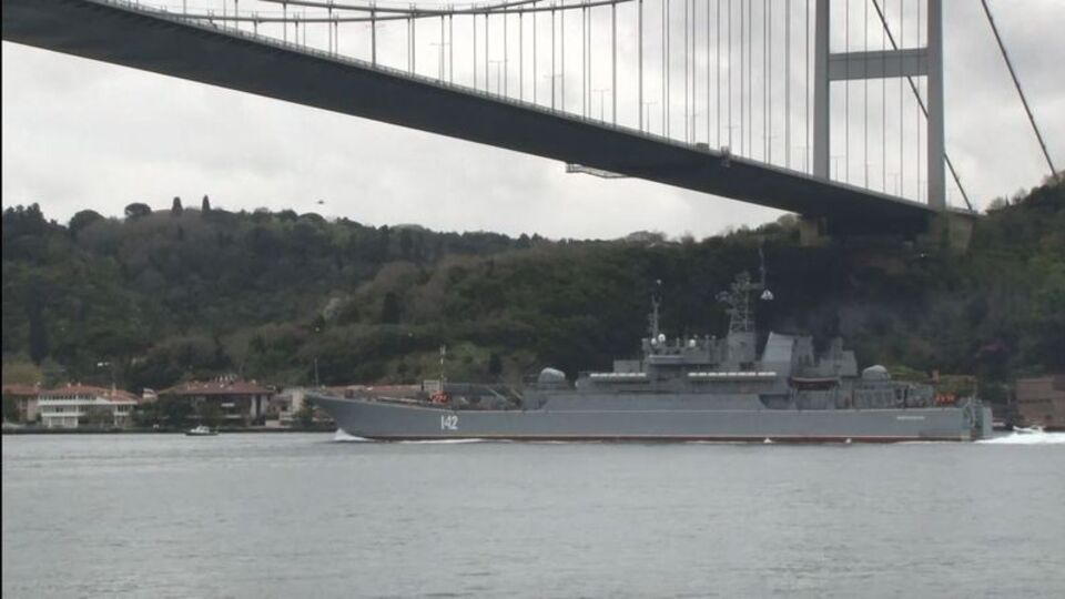 Rus savaş gemisi Boğaz'dan geçti
