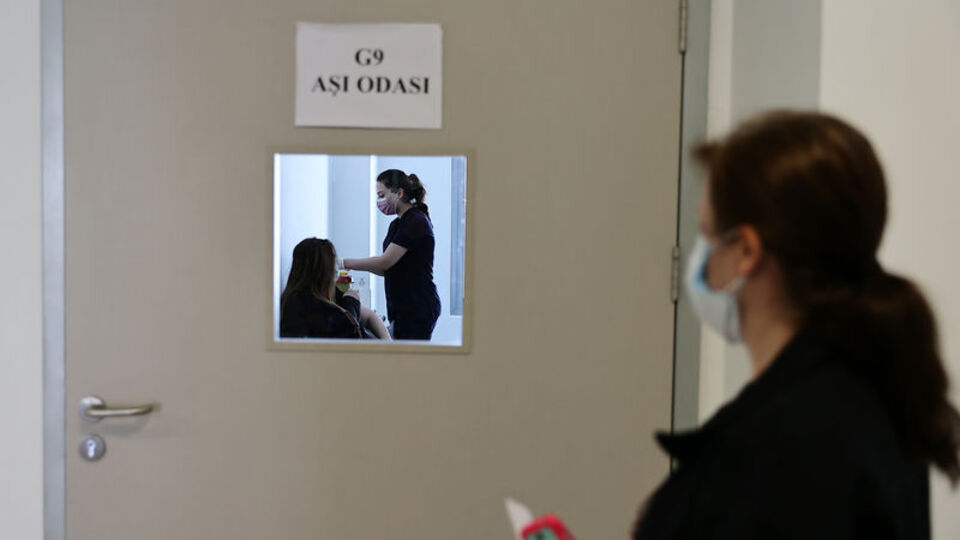 Aşı olanlar dikkat! 'Süper bulaştırıcı' olabilirsiniz