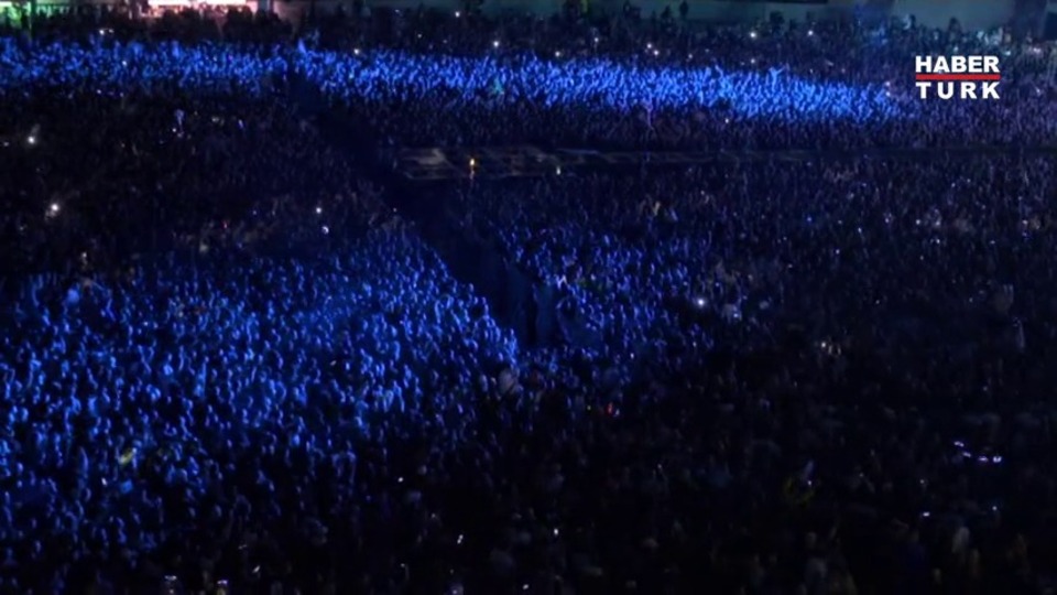 Dünya karantinada: O ülkede 50 bin kişilik konser!