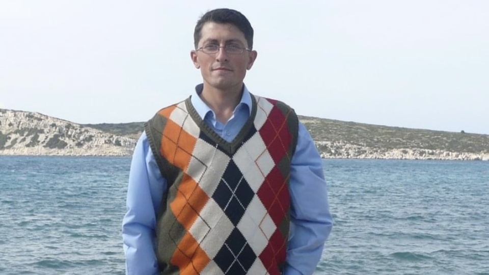 Elektrik direği üzerine devrildi