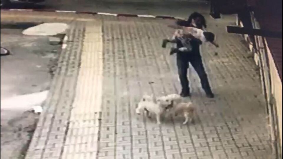 Dili boğazına kaçan çocuğu vatandaş kurtardı