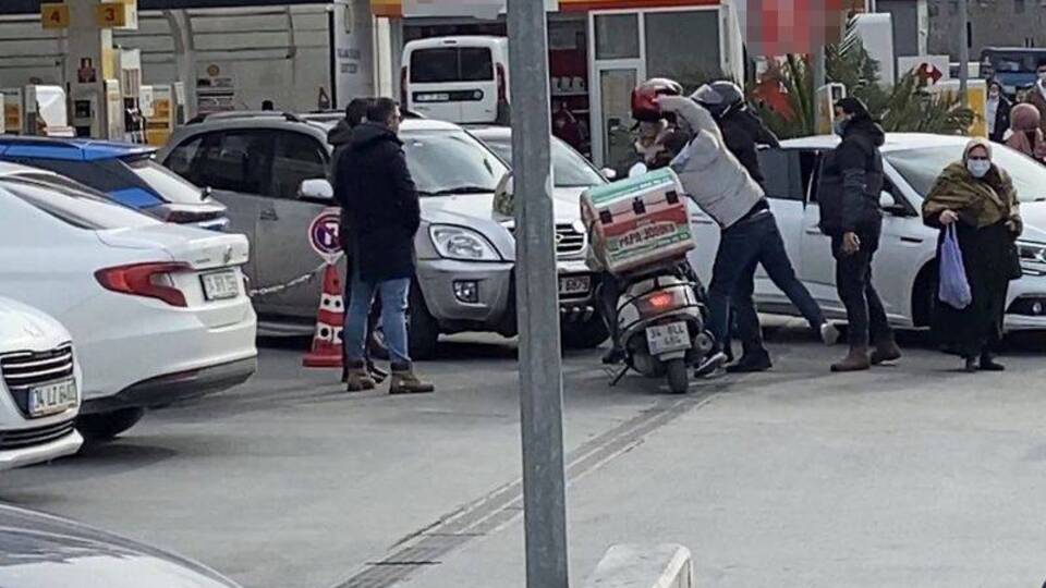 Kaza sonrası kasklı ve yumruklu kavga