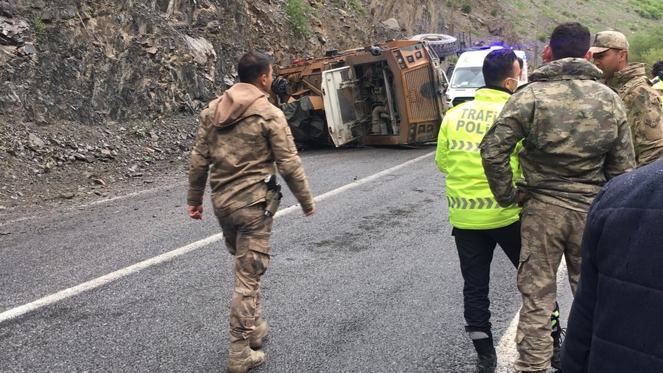 Askeri araç devrildi: 3 asker yaralı