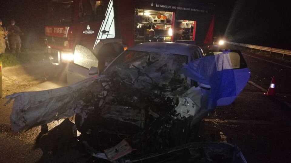 Kamyona çarpan otomobil hurdaya döndü: 1 ölü