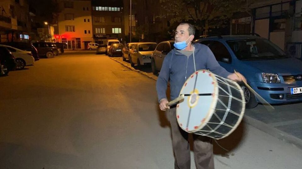 Ramazan davulcusu 30 yetimi sevindirdi