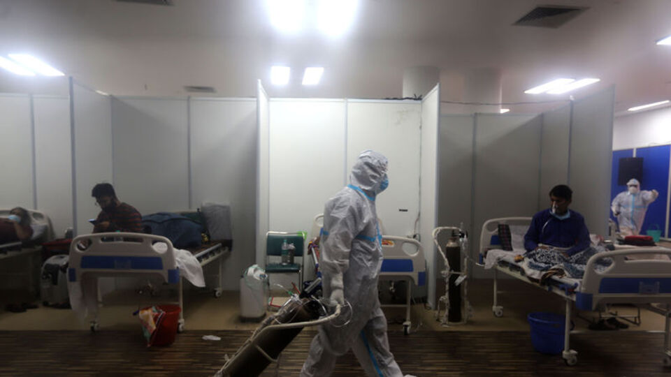 Hindistan'da acı tablo: Anne ölen oğlunu böyle taşıdı!
