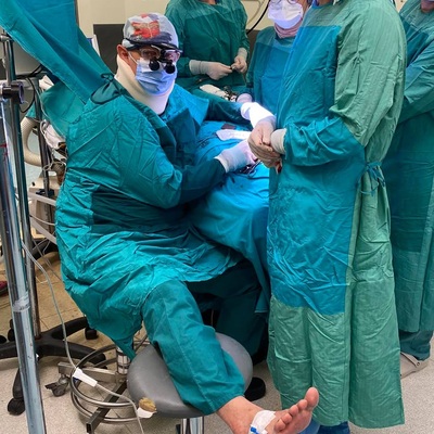 Doktor ameliyatta fenalaştı! Ameliyatı işte böyle tamamladı...