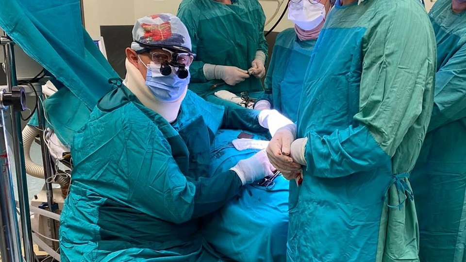 Doktor ameliyatta fenalaştı! Ameliyatı işte böyle tamamladı...