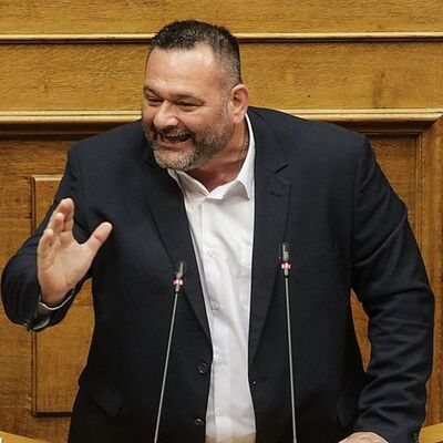 Türk bayrağını yırtan ırkçı milletvekili tutuklandı!