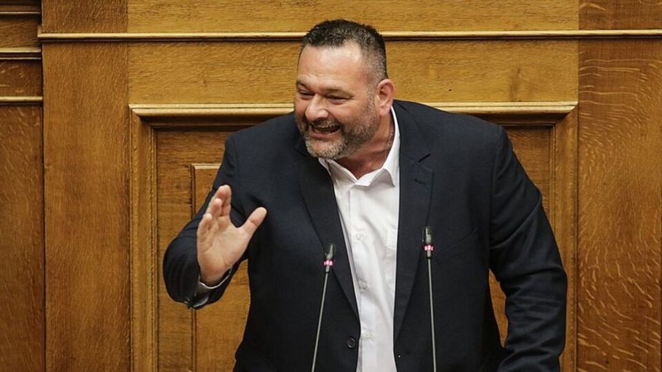 Türk bayrağını yırtan ırkçı milletvekili tutuklandı!