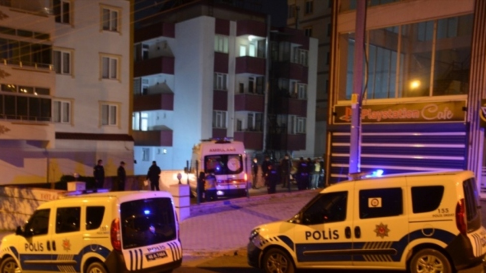 Genç kadın apartman bahçesinde ölü bulundu