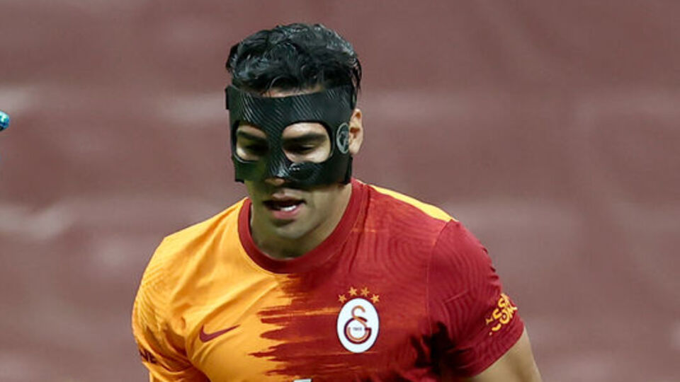 Radamel Falcao özel maskeyle