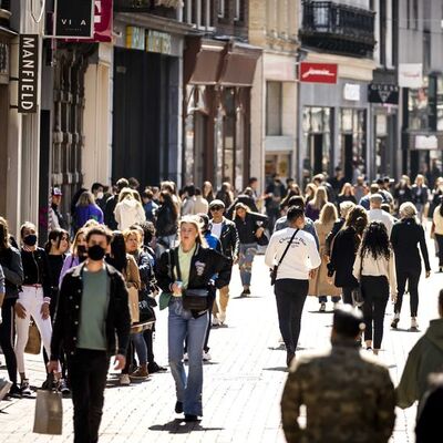 Hollanda 3 ay sonra sokağa çıktı!