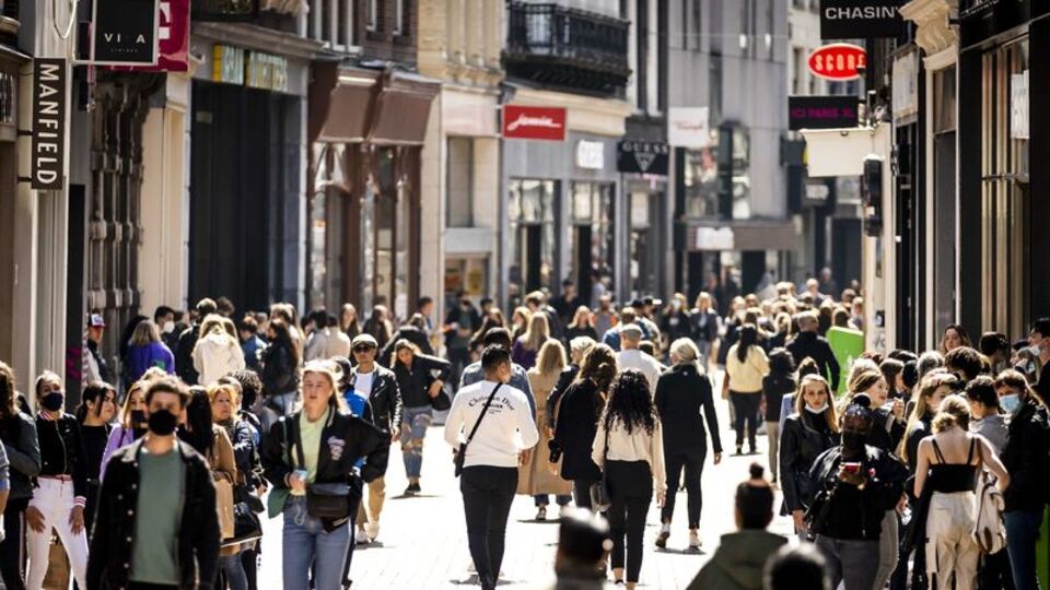 Hollanda 3 ay sonra sokağa çıktı!