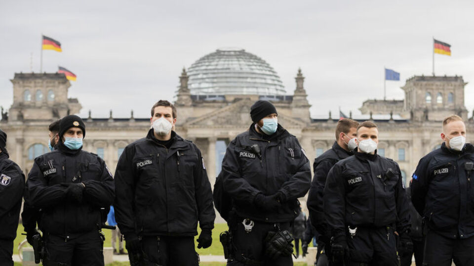 Almanya koronavirüs inkarcıları için harekete geçti!