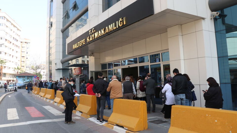 Kapanmaya saatler kala 'izin' kuyruğu