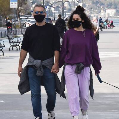 Sevgilisiyle ilk kez el ele!