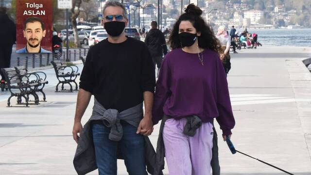 Sevgilisiyle ilk kez el ele!