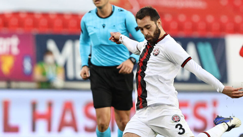 Alparslan Erdem dizinden ameliyat edildi