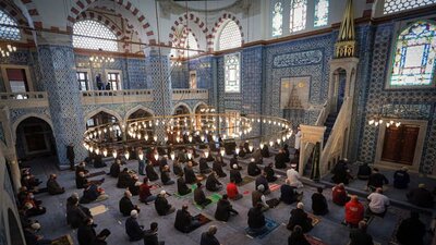 Bugün Cuma namazı kılınacak mı?