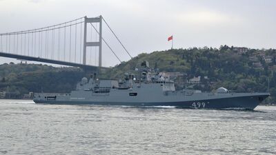 Rus savaş gemisi Boğaz'dan geçti