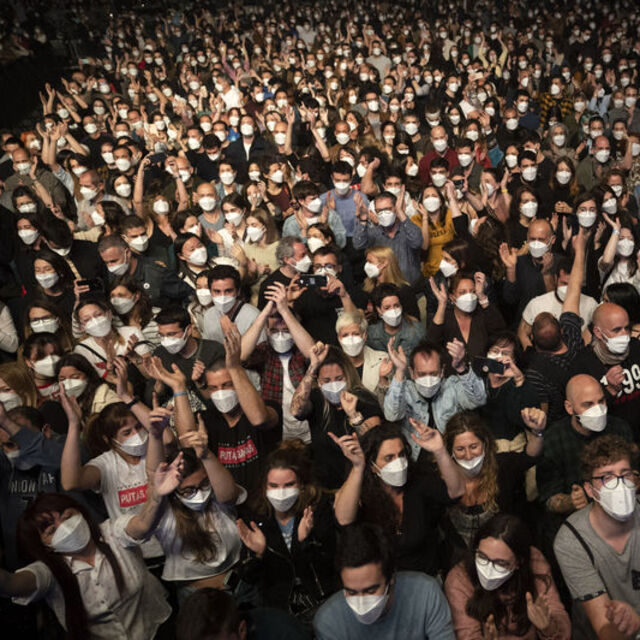 İngiltere'de sosyal mesafesiz parti!