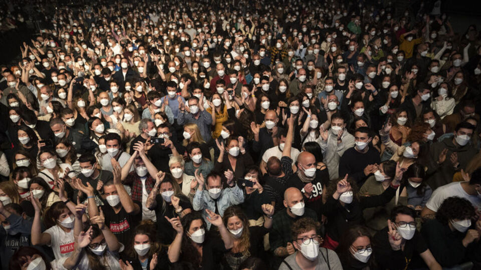 İngiltere'de sosyal mesafesiz parti!