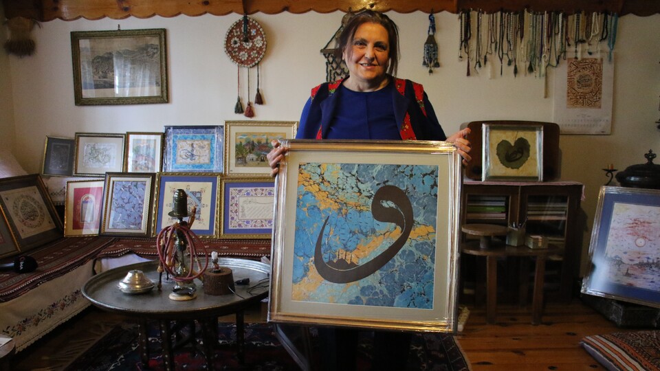 El sanatlarıyla su kuyuları açtırıyor