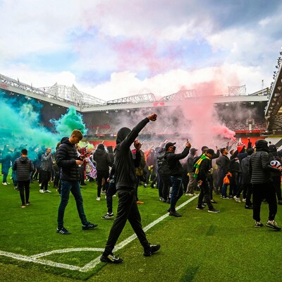 Manchester United taraftarı sahayı işgal etti!