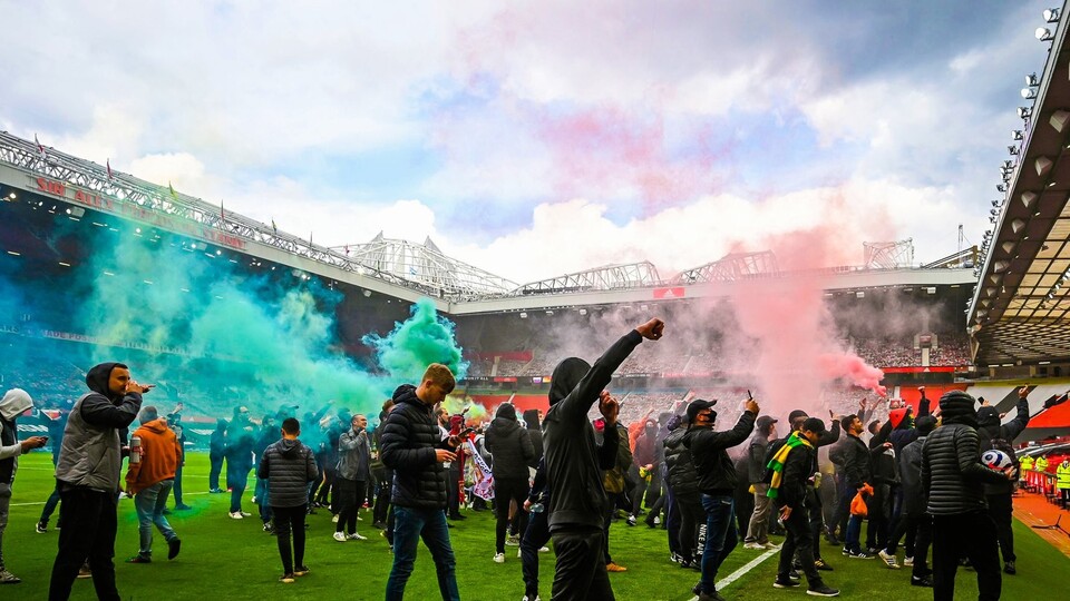 Manchester United taraftarı sahayı işgal etti!
