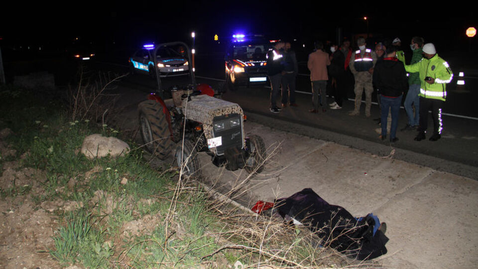 Sivas'ta traktör devrildi: 2 ölü