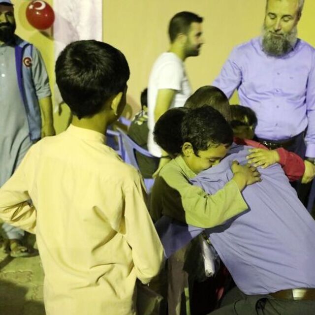 TDV'den Afganistan'da yetimlere iftar